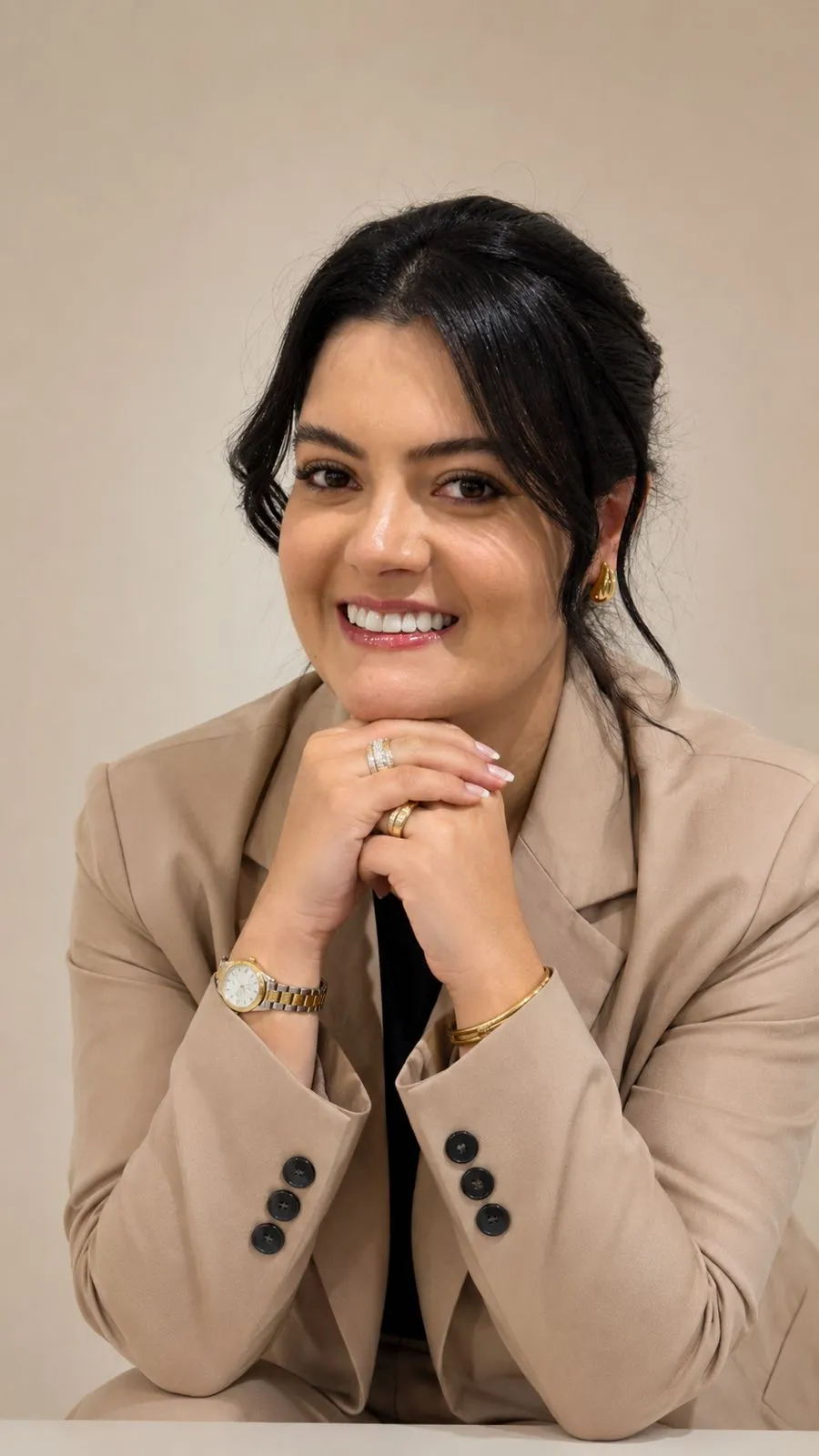 Fernanda Sanchez, fundadora da clínica, sorrindo em retrato profissional